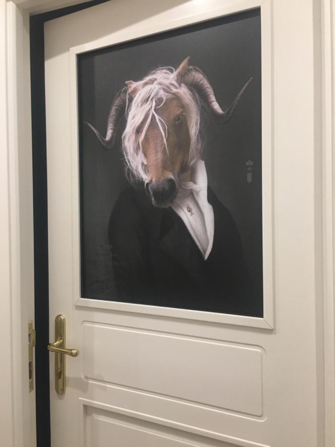 Eleventh Floor Suites Каляри Екстериор снимка